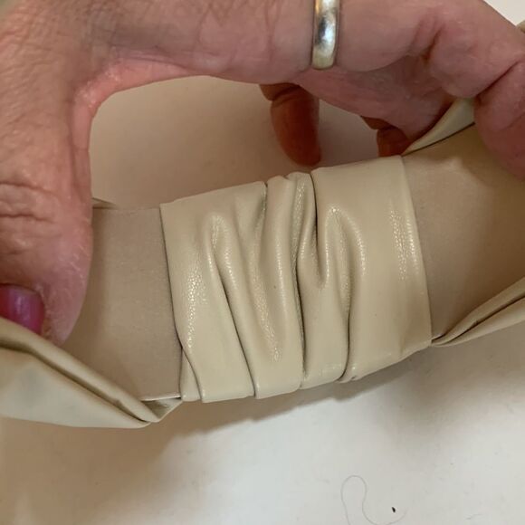 Faux leather knotted design headband. Very soft to touch - Picture 3 of 5